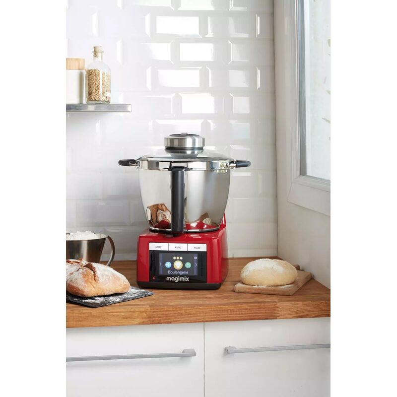 Robot culinaire rouge sur plan de travail cuisine