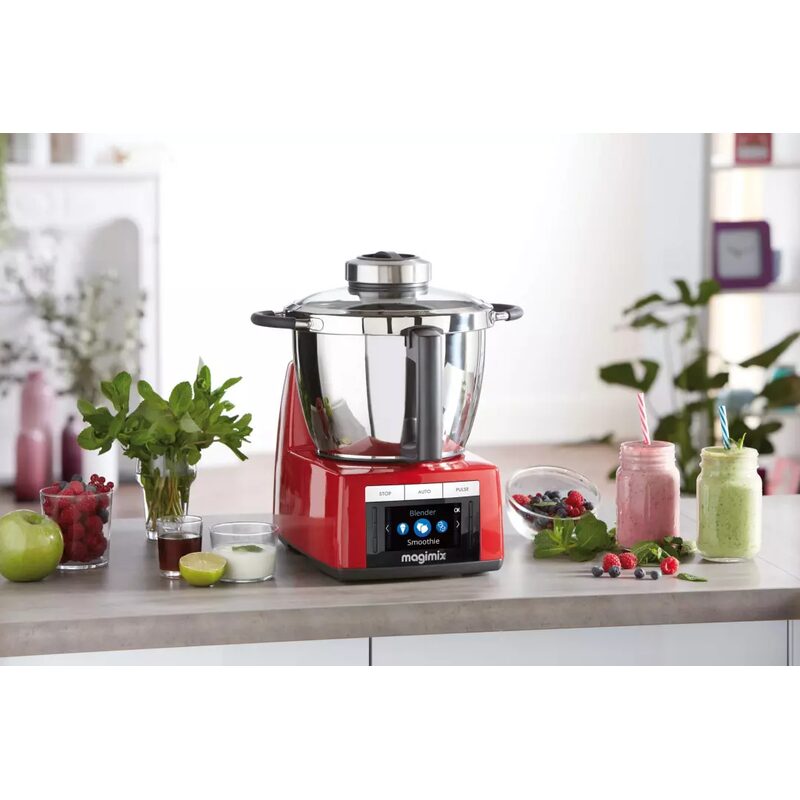 Robot cuiseur rouge préparant des smoothies maison