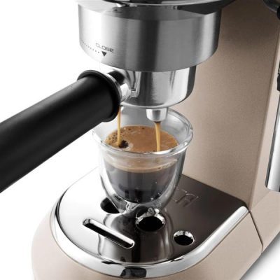 machine à café expresso dedica design avec buse vapeur, de couleur beige. delonghi ec795bg zoom