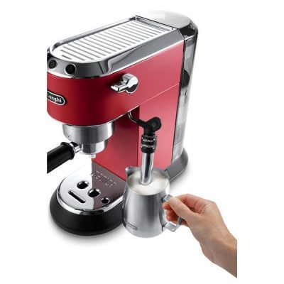 machine à café expresso rouge dedica avec buse vapeur. delonghi ec695r latte