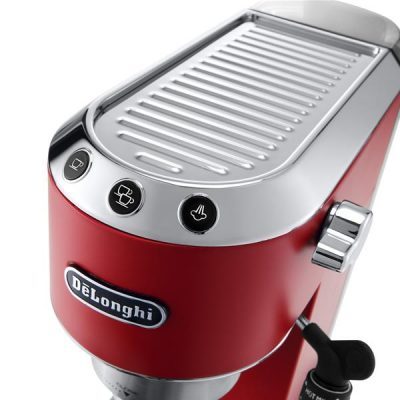 machine à café expresso rouge dedica avec buse vapeur. delonghi ec695r touches