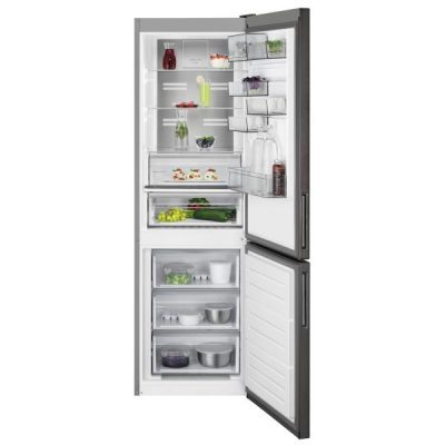 réfrigérateur combiné no frost, hauteur 186cm, avec technologie 360° cooling. aeg rcb732e5mb aménagement intérieur.