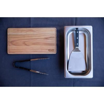 coffret bbq eno, 1 spatule, un bac inox, une planche à découper et une pince en inox vue