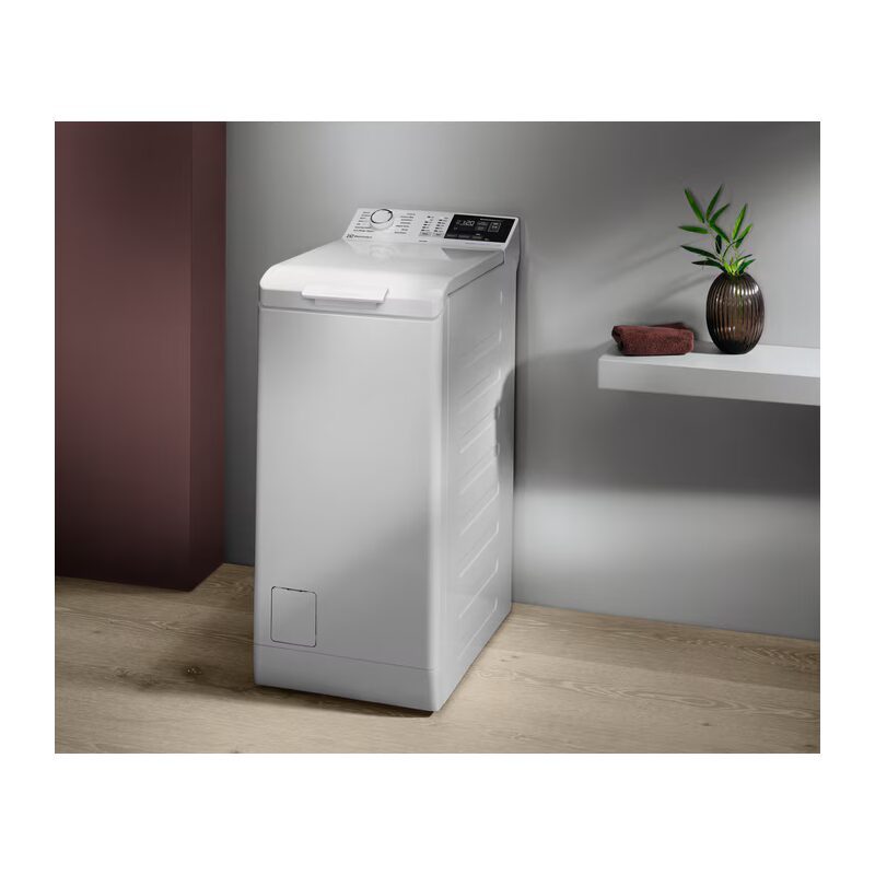 Lave-linge top blanc dans salle de bain moderne