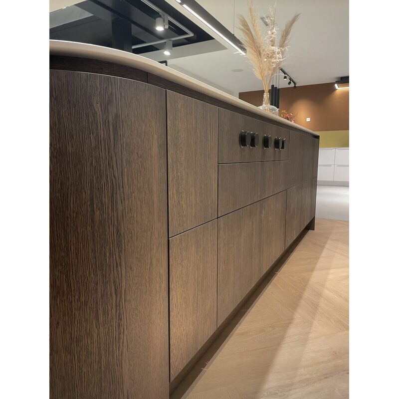 Îlot de cuisine en bois moderne avec plateau clair