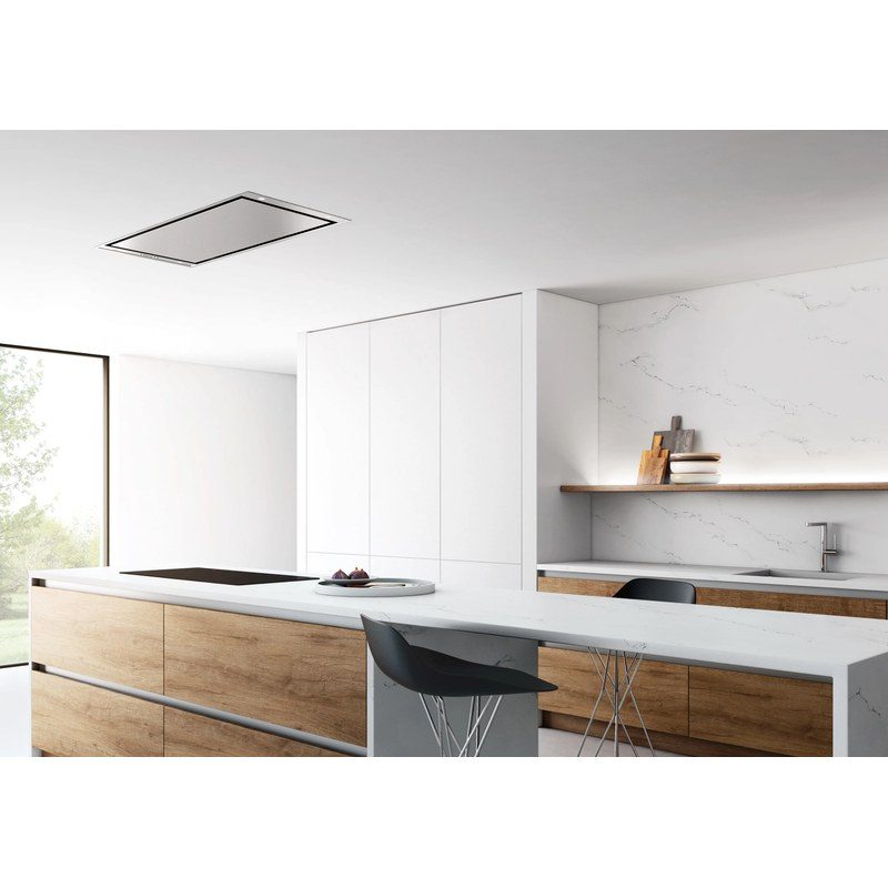 Cuisine moderne blanche et bois éclairée naturellement