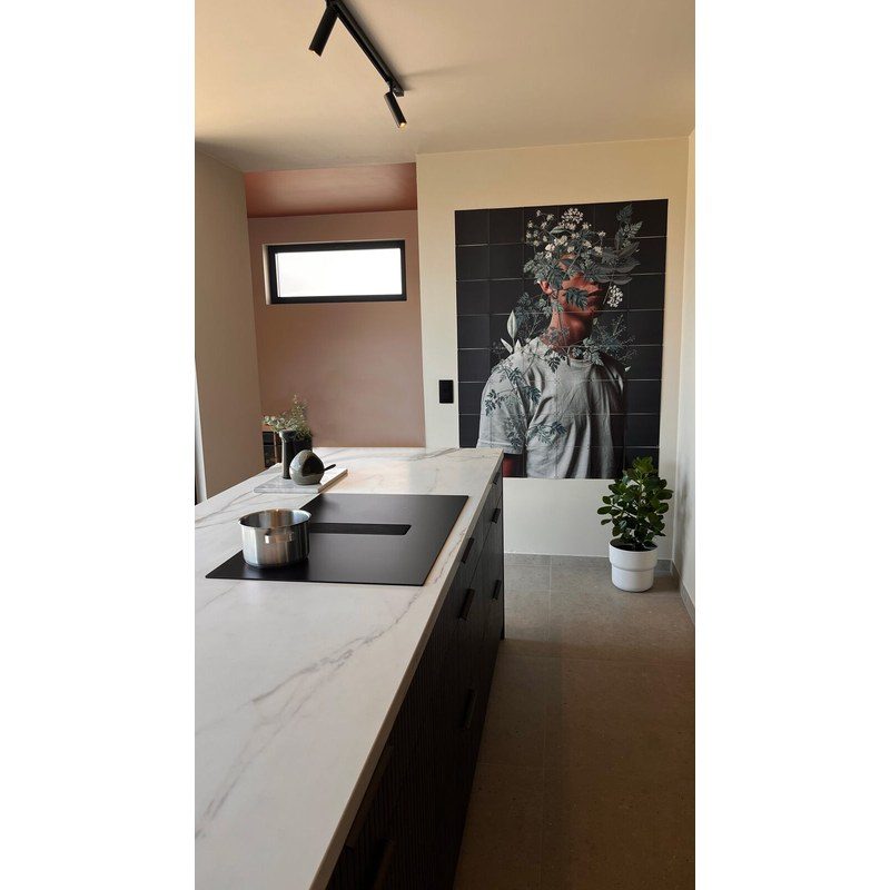 Cuisine moderne avec îlot et œuvre murale artistique