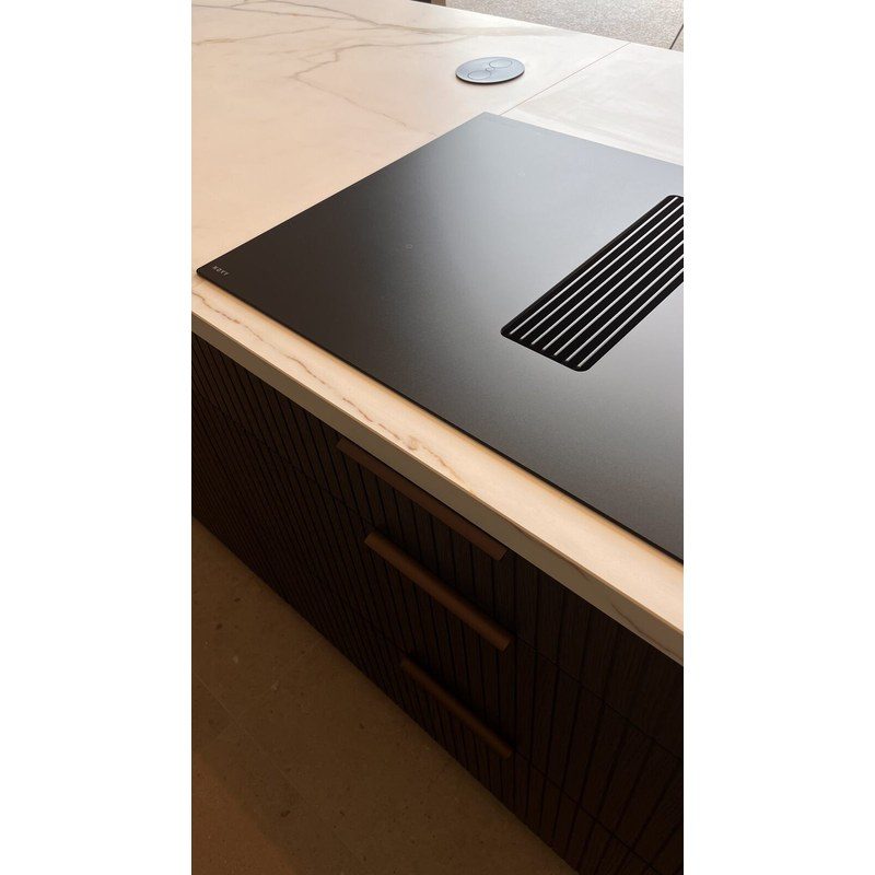 Plaque de cuisson noire sur plan de travail