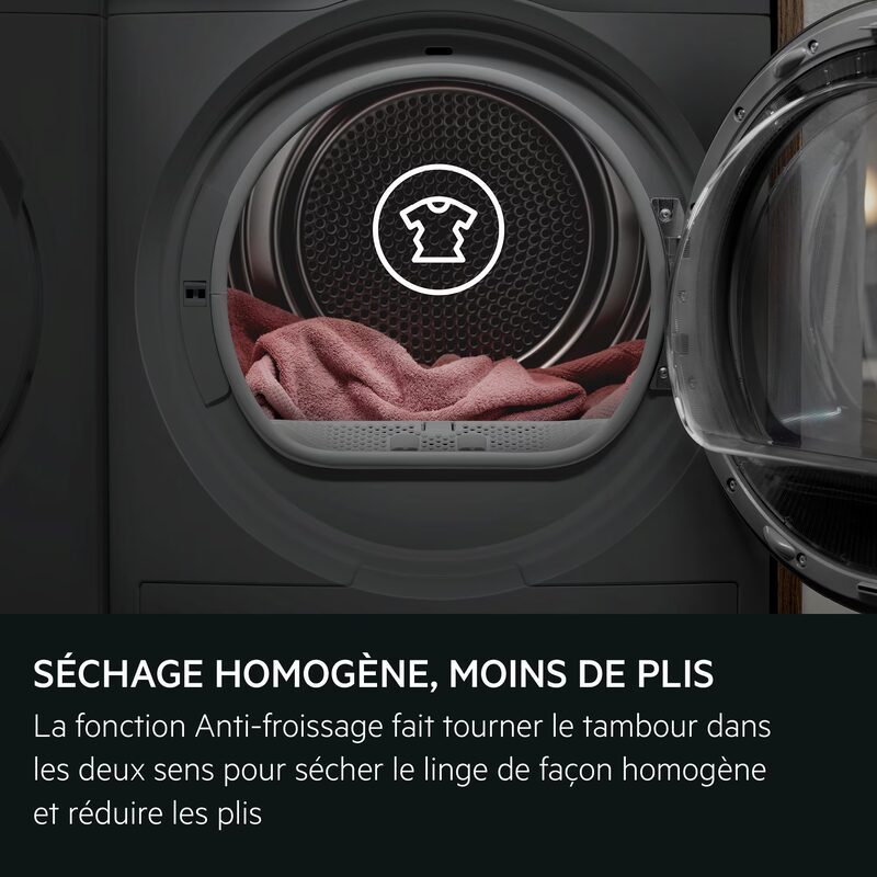 Intérieur d’un sèche-linge avec serviette rose