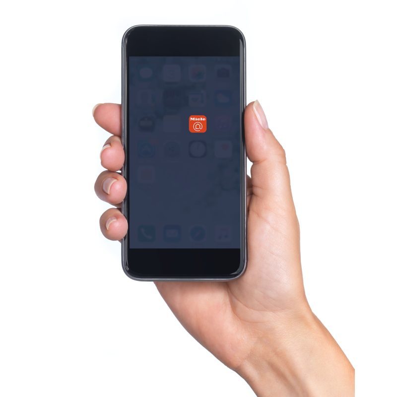 Main tenant un smartphone avec icône d’application