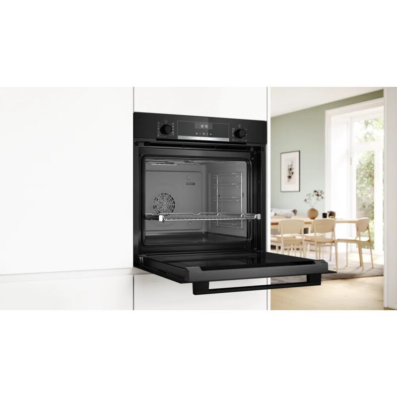 Four encastrable noir moderne dans une cuisine.