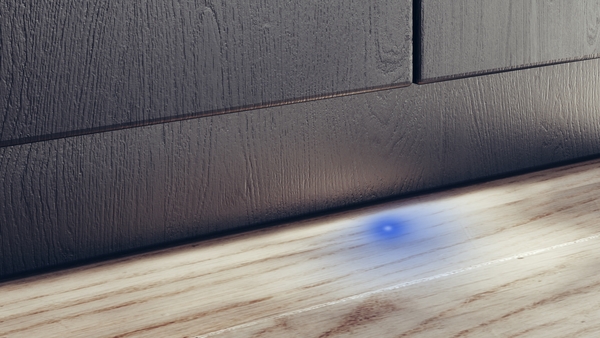 Lumière bleue brillant sur un sol en bois