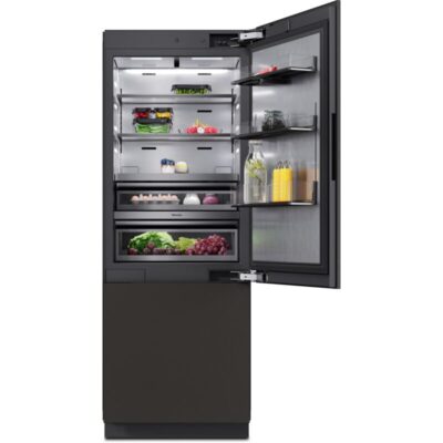 Réfrigérateur moderne noir ouvert avec aliments frais