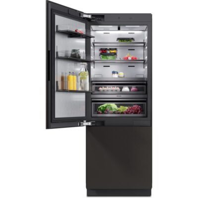 Réfrigérateur moderne noir porte ouverte avec aliments