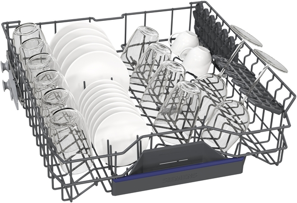 Panier de lave-vaisselle rempli de vaisselle propre