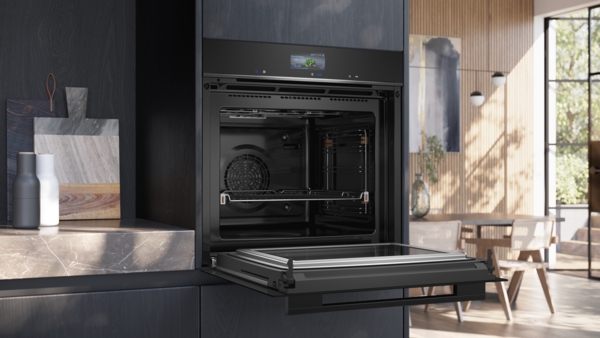 Four moderne encastré dans une cuisine contemporaine