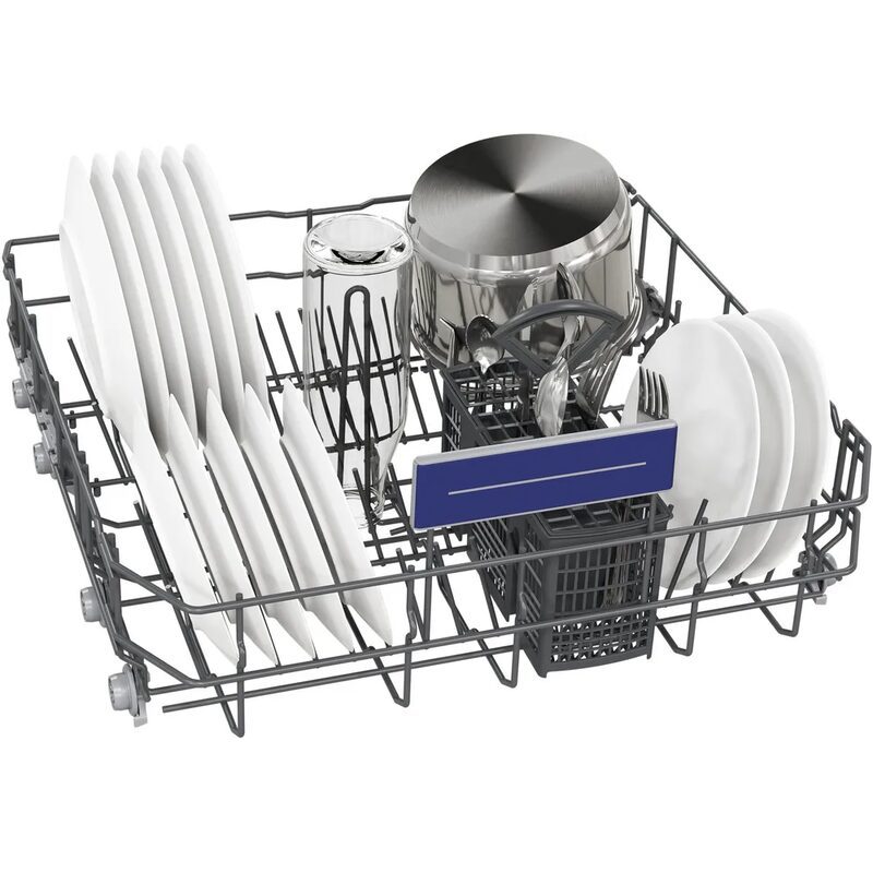 Panier de lave-vaisselle avec vaisselle propre.