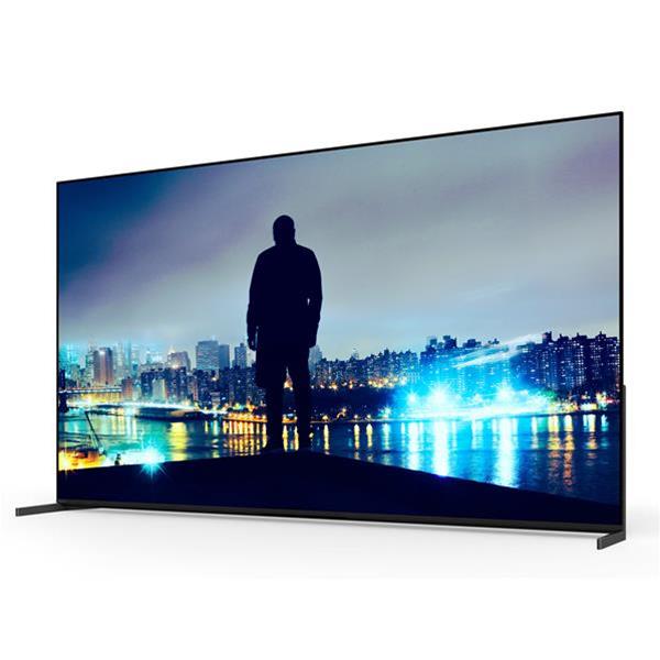 Téléviseur affichant une silhouette devant une ville nocturne