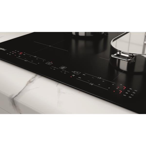 Plaque à induction noire moderne en cuisine