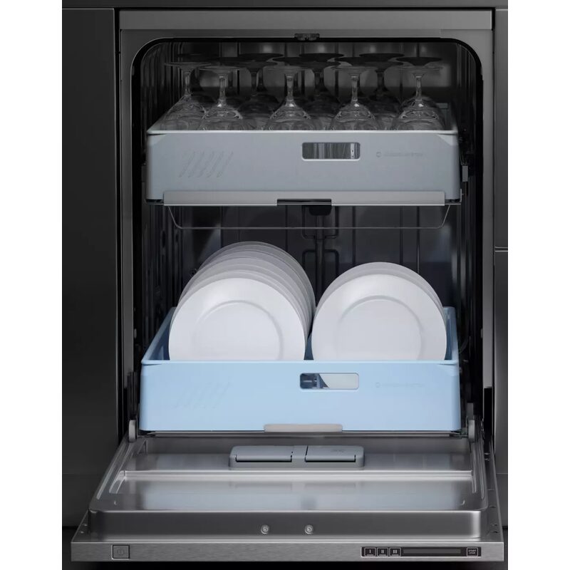 Lave-vaisselle ouvert avec vaisselle rangée à l'intérieur