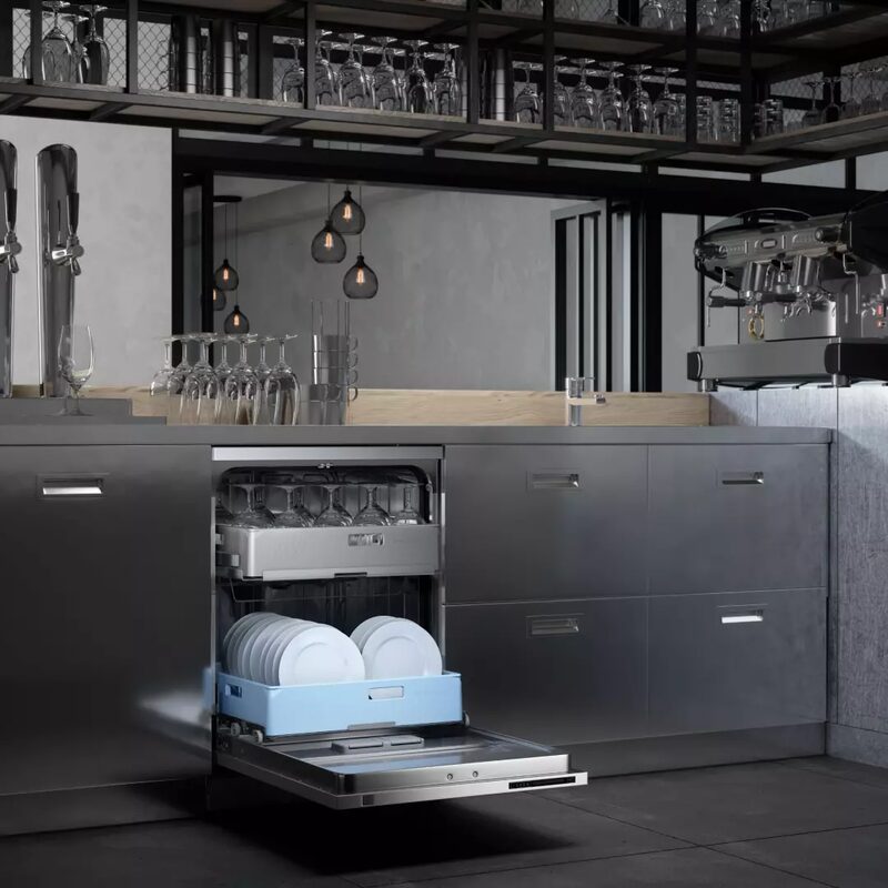 Lave-vaisselle ouvert dans une cuisine moderne en inox