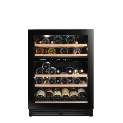 Cave à vin noire avec bouteilles sur étagères bois