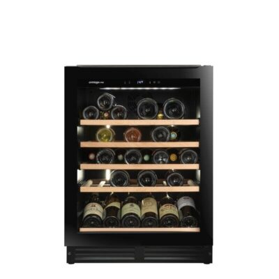 Cave à vin noire avec bouteilles sur étagères bois