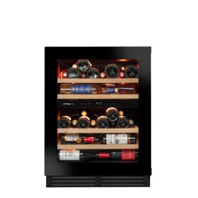 Cave à vin noire avec bouteilles rangées