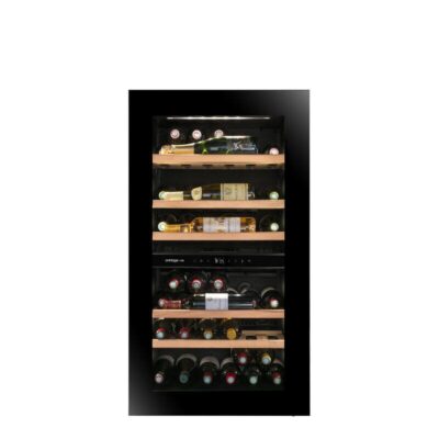 Cave à vin noire avec bouteilles sur étagères en bois