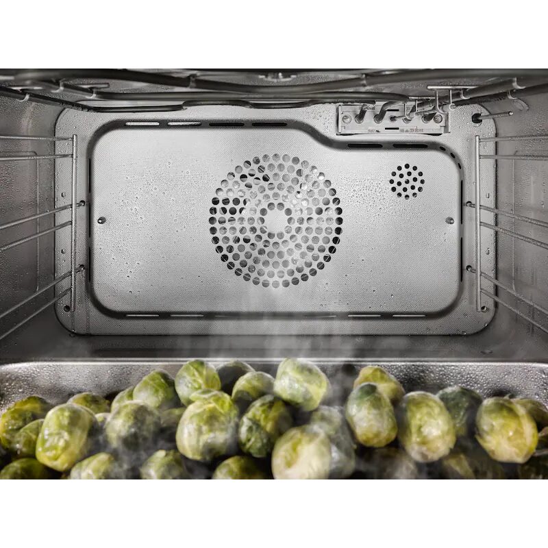 Choux de Bruxelles cuisant à la vapeur dans un four