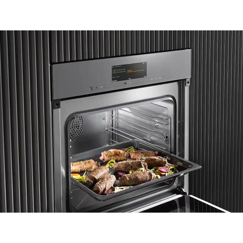 Viande rôtissant dans un four moderne en inox