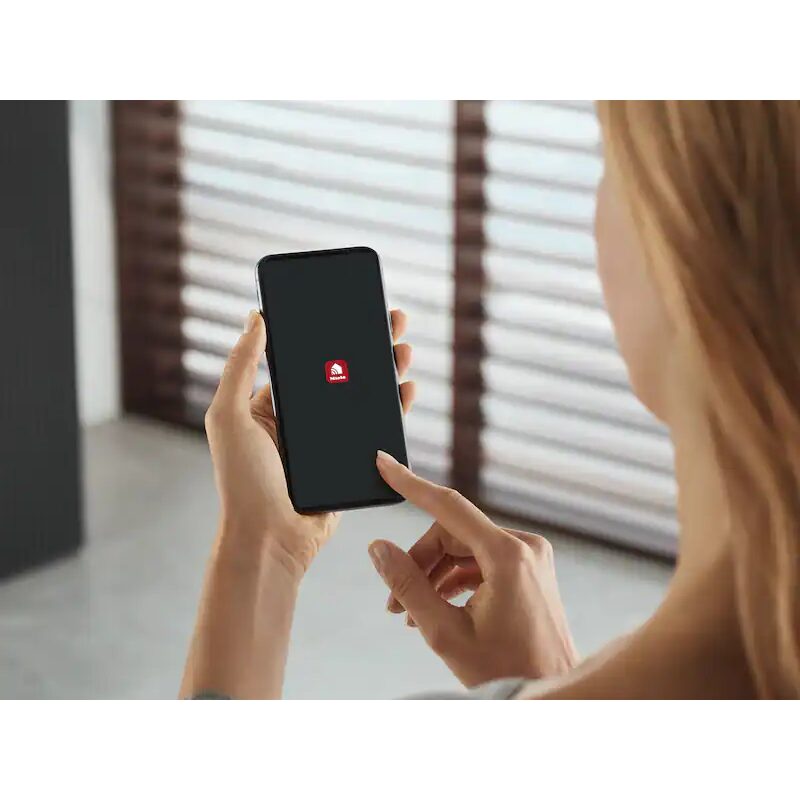 Personne utilisant une application mobile sur smartphone