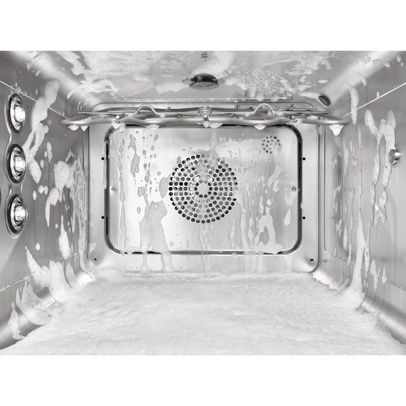 Intérieur de four en cours de nettoyage vapeur