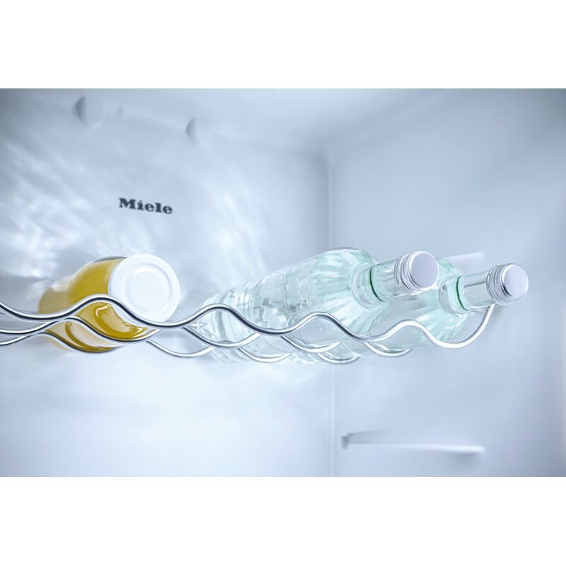 Bouteilles rangées dans un réfrigérateur Miele