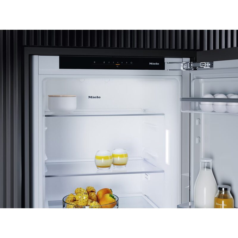Intérieur de réfrigérateur Miele avec aliments frais