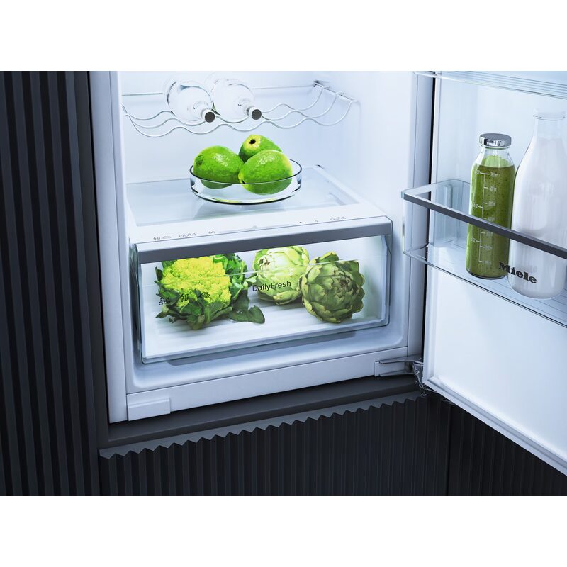 Réfrigérateur ouvert avec légumes et boissons vertes