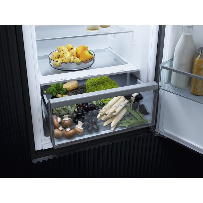 Réfrigérateur ouvert avec fruits et légumes frais