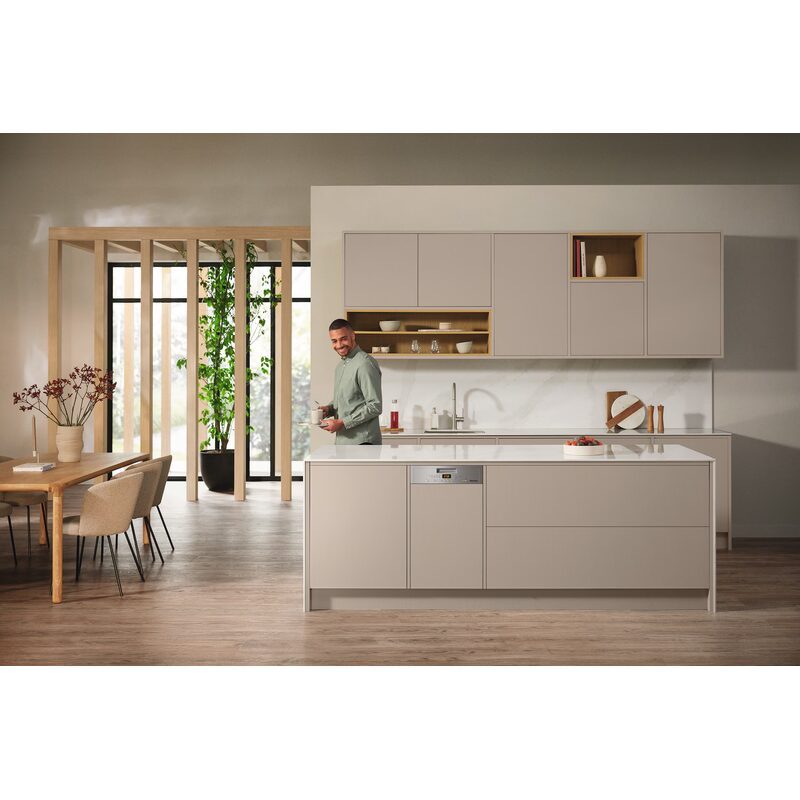 Cuisine moderne beige avec îlot central lumineux