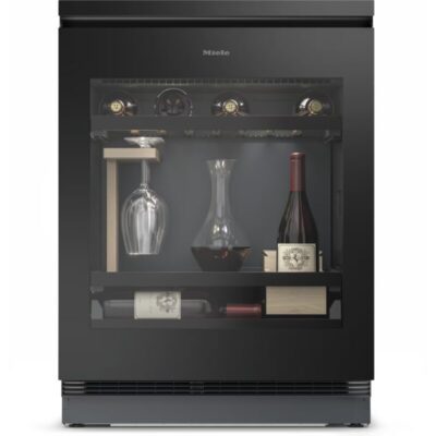 Cave à vin noire avec bouteilles et verres.