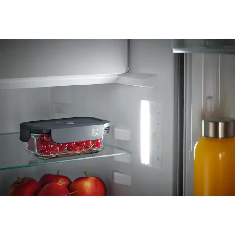 Réfrigérateur avec fruits et bouteille de jus