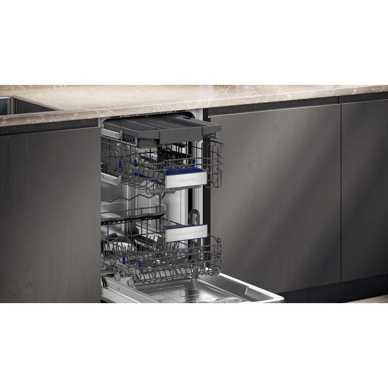 Lave-vaisselle encastré moderne ouvert dans une cuisine