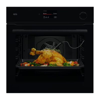 Poulet rôti dans un four moderne AEG.
