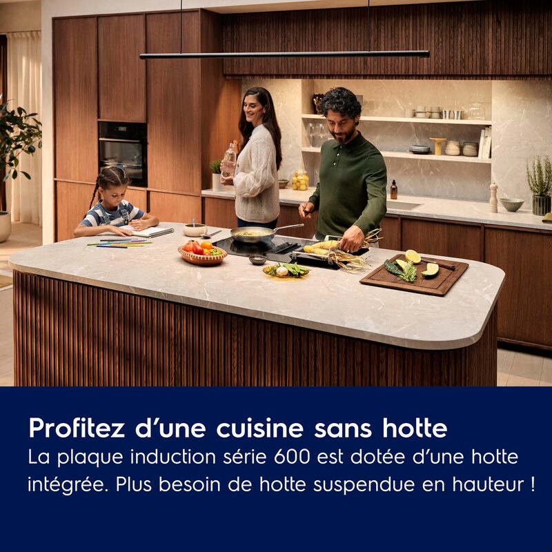 Famille cuisinant dans une cuisine moderne sans hotte