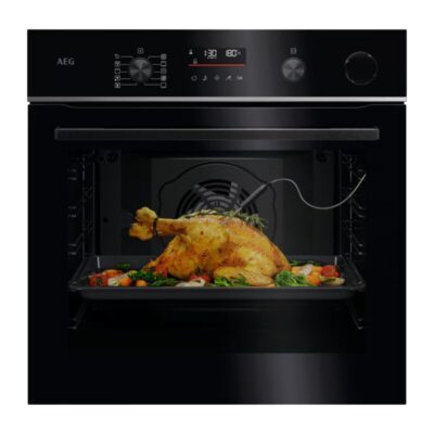 Four AEG cuisant un poulet rôti avec légumes