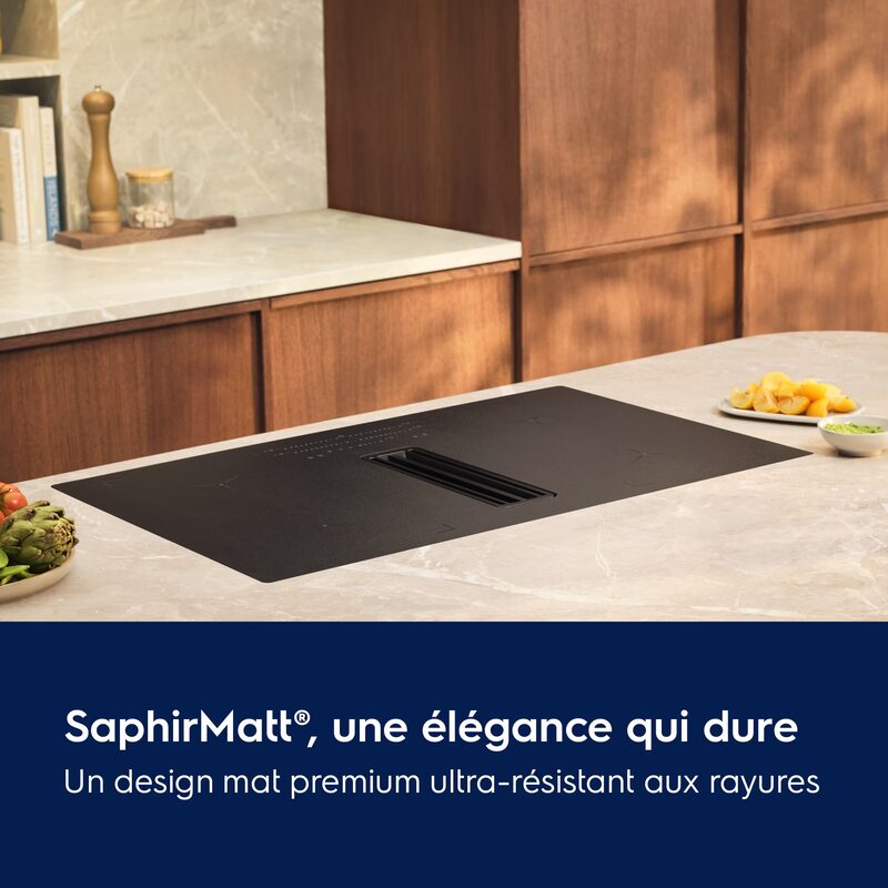 Plaque de cuisson noire élégante sur plan de travail