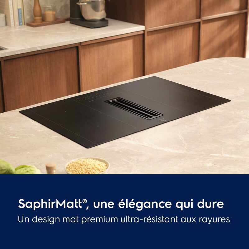 Plaque de cuisson noire design sur plan de travail