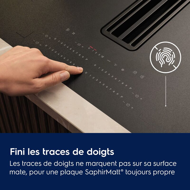 Doigt touchant plaque de cuisson noire anti-traces