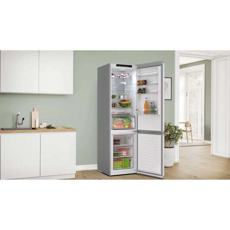 Réfrigérateur moderne ouvert dans une cuisine lumineuse