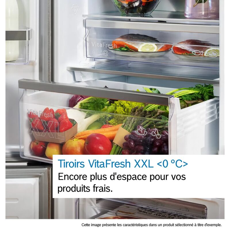 Réfrigérateur avec tiroirs VitaFresh XXL remplis de fruits.