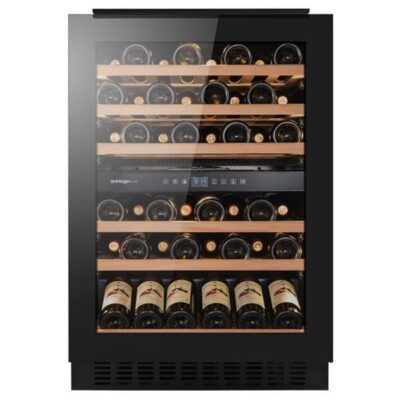 Cave à vin noire pleine de bouteilles